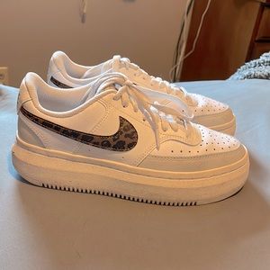 I am selling these Nike cheetah platforms size 8